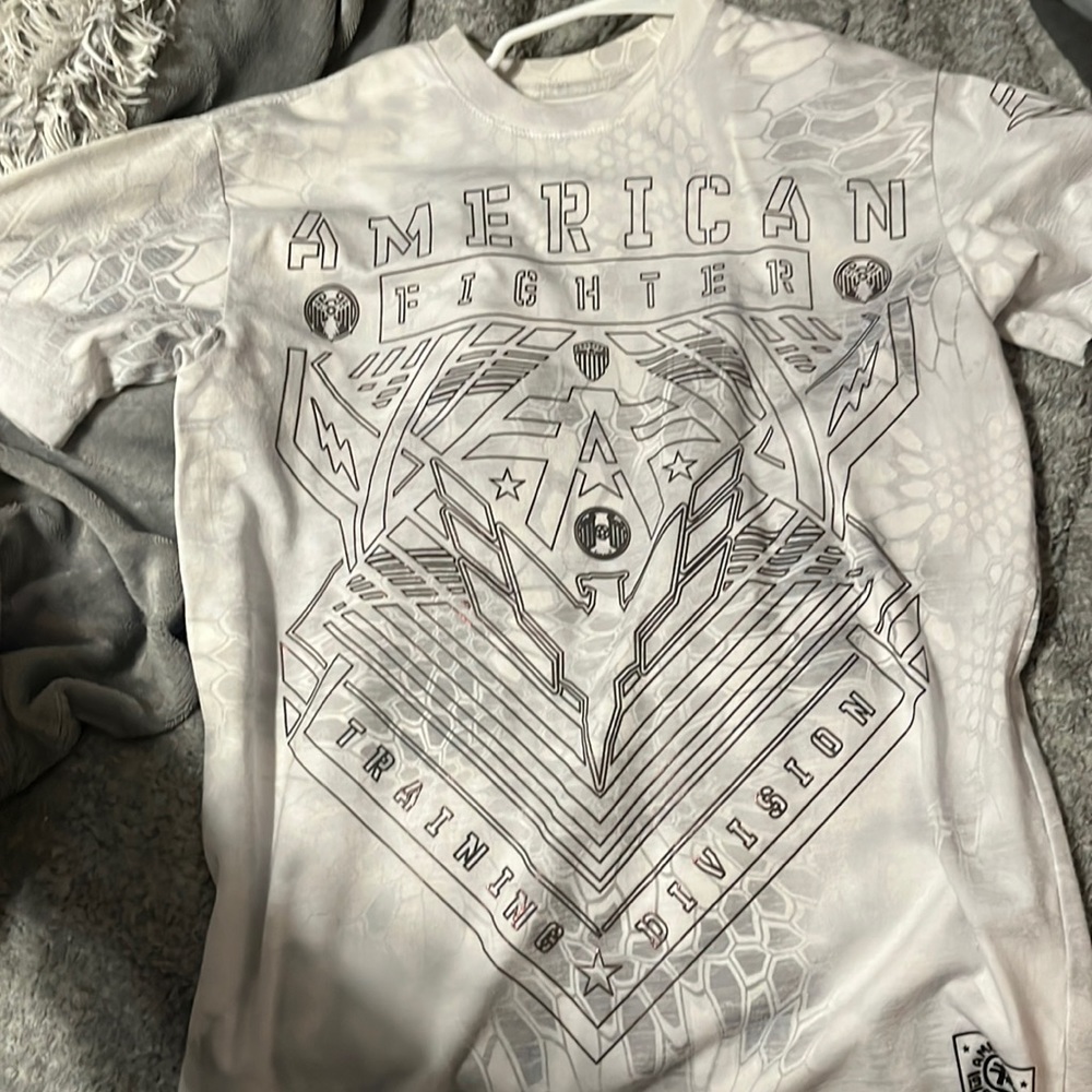 selling a white American fighter T-shirt small